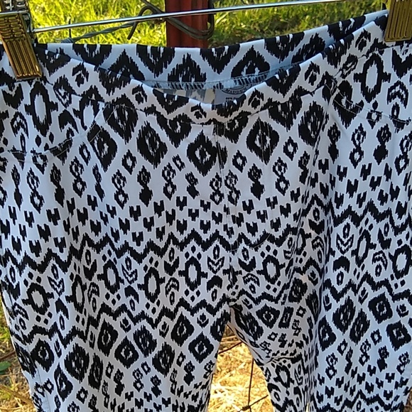 Steve Madden pattern Leggings size medium - Picture 2 of 6